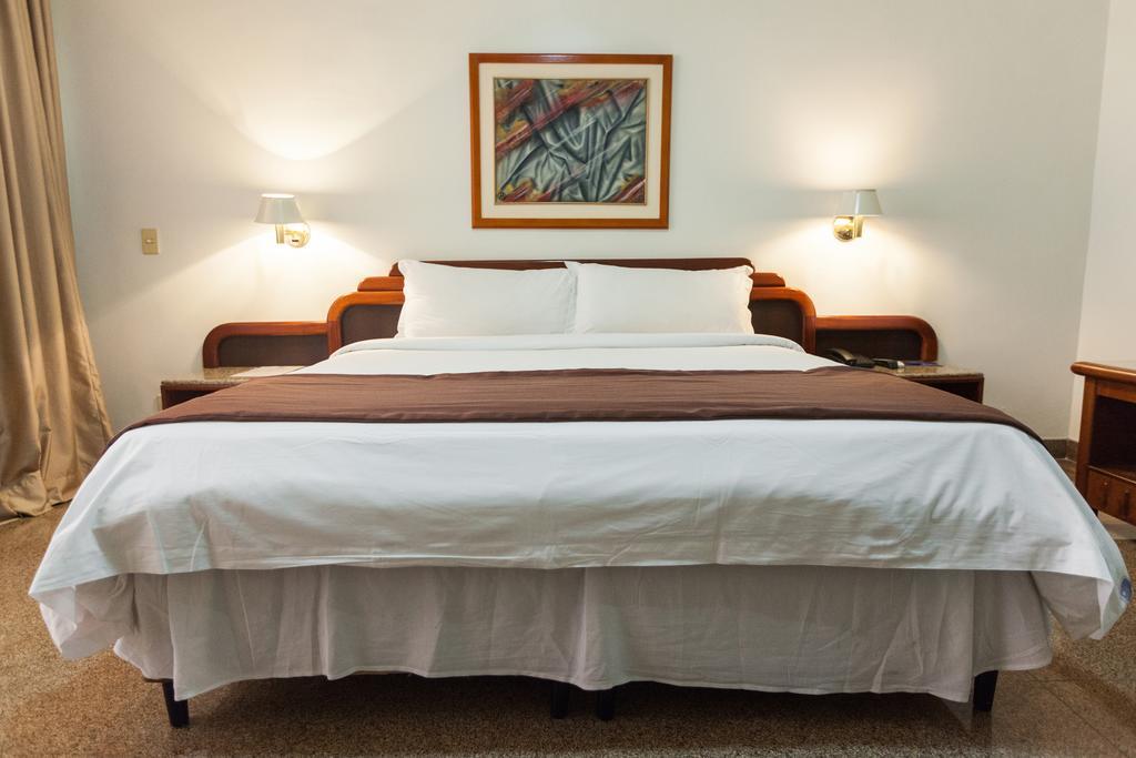 Dimas Lessa Hotel Монтис-Кларус Экстерьер фото
