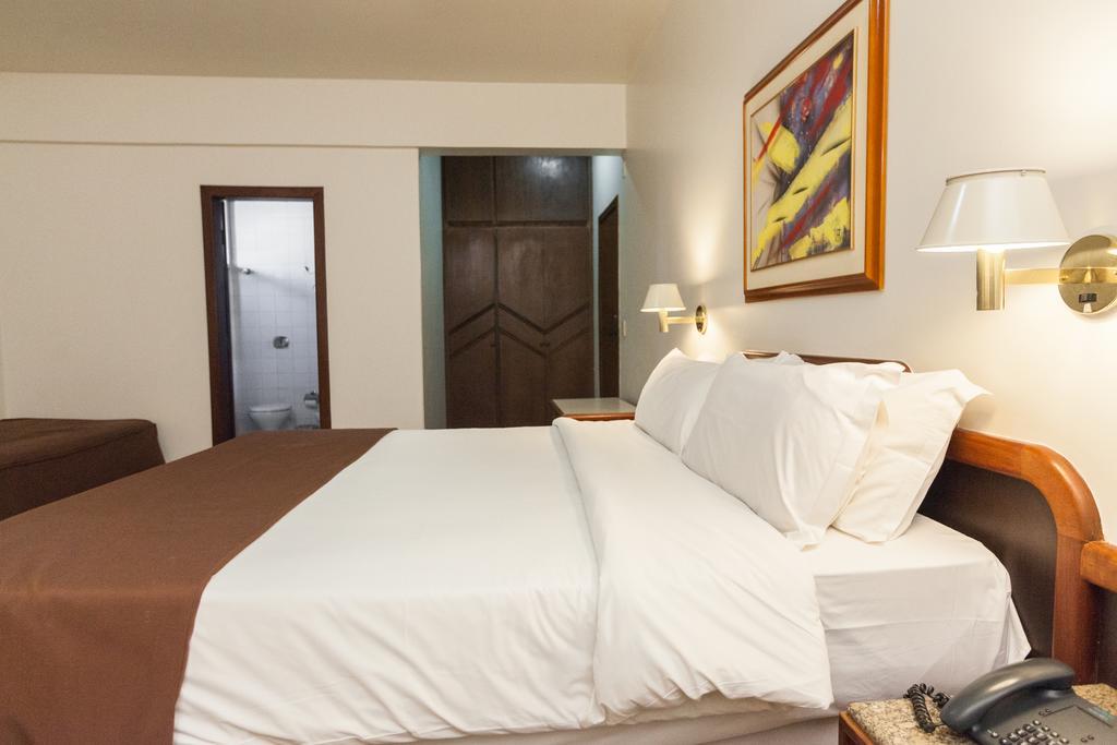 Dimas Lessa Hotel Монтис-Кларус Экстерьер фото